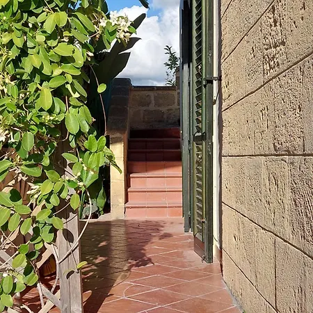 Konukevi Mansarda Con Terrazzino